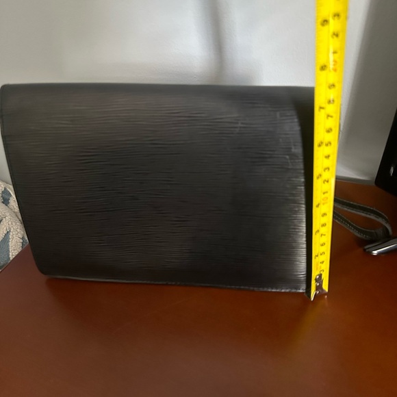 🔥 💯 Authentic Louis Vuitton Epi Pouchette🔥 - Picture 4 of 8